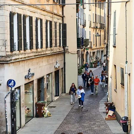Elegant In The Center Of Apartment Como