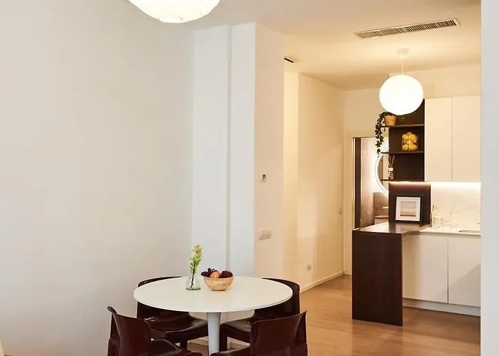 Elegant In The Center Of Daire